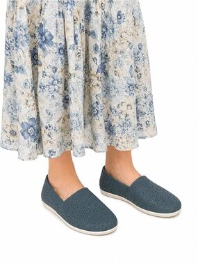 Size 7 Clarks Cloudsteppers‎ Women’s Blue Perforated Comfort Flats
